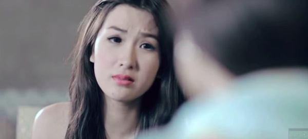
Ngọc Loan từng xuất hiện trong một MV ca nhạc 2 năm trước với khuôn mặt to tròn khác hẳn so với hiện tại.
