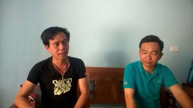 Bố Quang Anh (bên trái) trao đổi với phóng viên. Ảnh: Ngọc hưng
