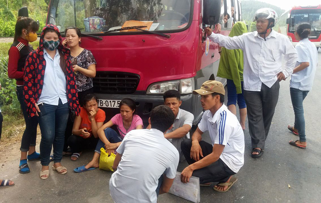 Để vào nơi làm việc, công nhân phải đi bộ quãng đường gần 3 km