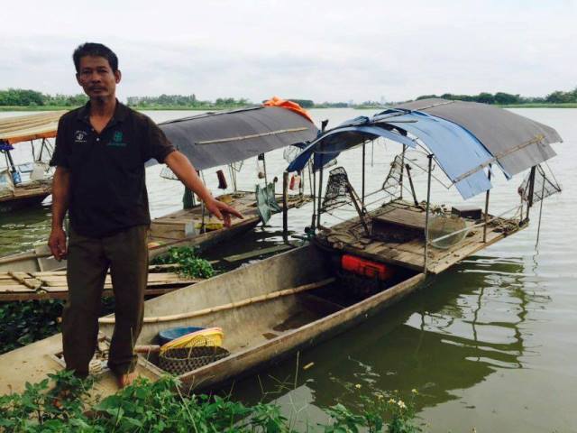 
Ông Lê Văn Bình kể lại việc mình bắt được con cá sấu khủng tại hồ câu - đầm Vân Trì. Ảnh Nhật Tân.
