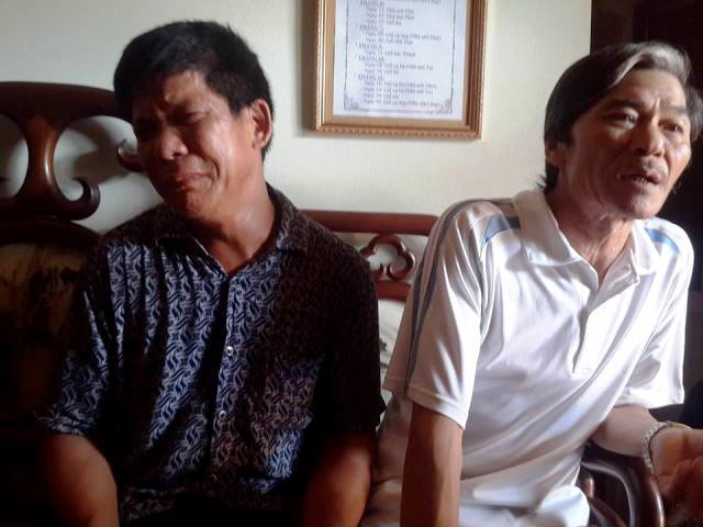 
Ông Nguyễn Văn Chỉnh (bên trái) đau đớn kể lại sự việc. Ảnh: N.T
