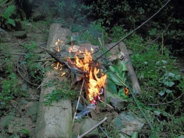 
Người dân địa phương đốt số quần áo còn lại của các nạn nhân theo tập tục địa phương. Ảnh: Nhật Tân
