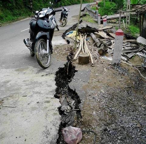 Quốc lộ 217, thuộc địa bàn bản Mìn, xã Mường Mìn đã xuất hiện một vết nứt lớn, có độ sâu từ 1,8m đến 2m, chiều dài gần 200m