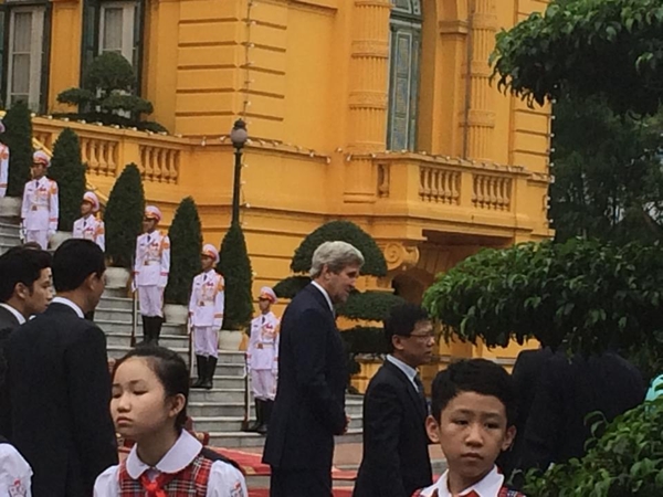 Ngoại trưởng Mỹ John Kerry đến Phủ Chủ tịch. Ảnh: Việt Anh.