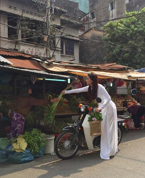 Trương Ngọc Ánh tranh thủ ghé quầy hàng thực phẩm mua rau nhân dịp thực hiện bộ ảnh thời trang.