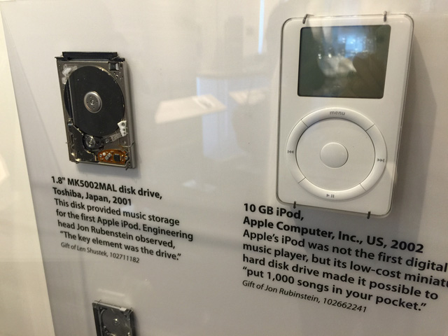 
Chiếc máy iPod 10Gb của Apple năm 2002 giúp bạn có thể đặt 1.000 bài hát vào túi.
