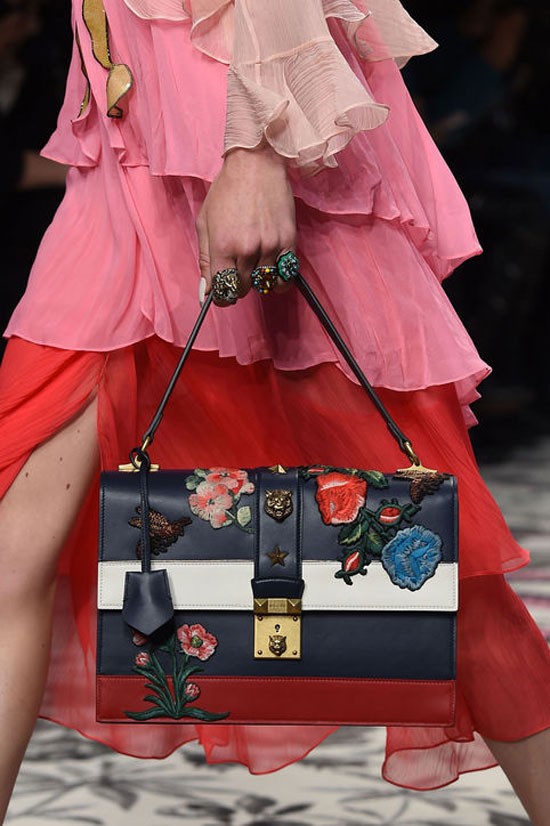 Chiếc túi xuất hiện trên sàn diễn của thương hiệu Gucci mùa xuân 2016.