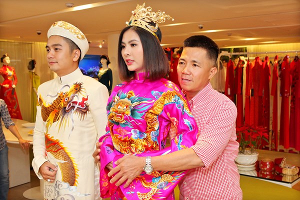 Vân Trang và chồng sắp cưới Hữu Quân đẹp đôi trong trang phục truyền thống