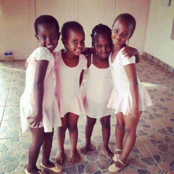 
14. Chỉ khi nạn phân biệt chủng tộc kết thúc, những cô bé người Rwanda này mới có thể vô tư đến lớp học múa ballet như bao đứa trẻ bình thường khác.

