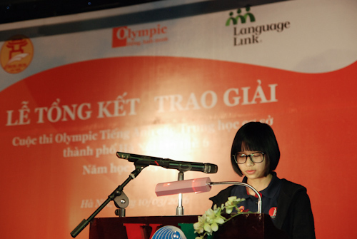 
Em Nguyễn Phương Linh – Lớp 9E3, trường THCS Marie Curie, với số điểm cao nhất đại diện cho 12 thí sinh giành ngôi vị quán quân phát biểu trong Lễ trao giải.
