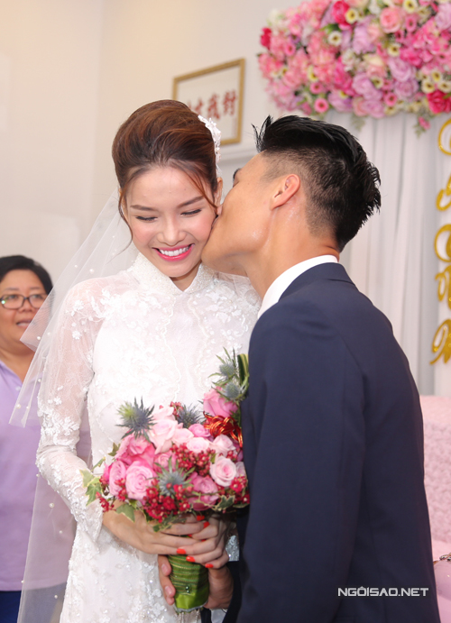 
Đ&aacute;m hỏi của Mạc Hồng Qu&acirc;n v&agrave; Kỳ H&acirc;n diễn ra v&agrave;o trưa 15/5 tại nh&agrave; của Kỳ H&acirc;n ở S&oacute;c Trăng. Mạc Hồng Qu&acirc;n cho biết sau đ&aacute;m hỏi Kỳ H&acirc;n sẽ ra Bắc sống c&ugrave;ng với gia đ&igrave;nh ảnh ở Hải Dương, tạm ngừng c&aacute;c c&ocirc;ng việc showbiz.
