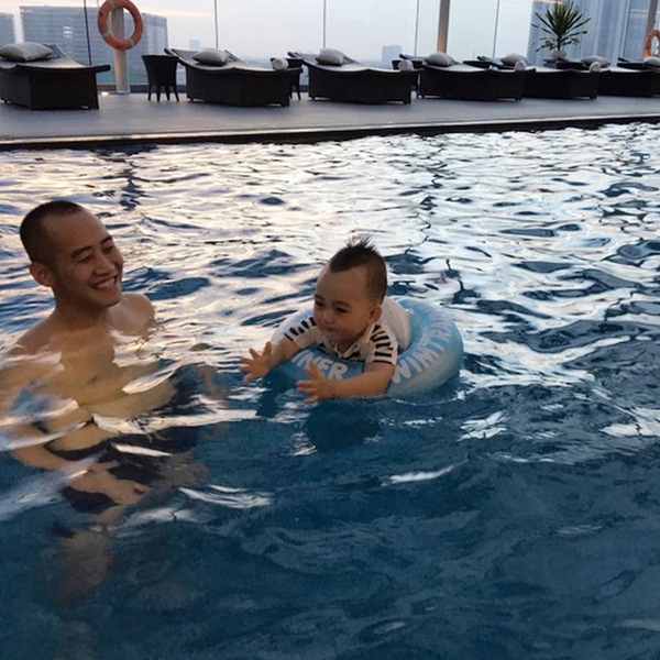 
Ricky được bố thiếu gia cho đi tập bơi ở khách sạn 5 sao tại Hà Nội.
