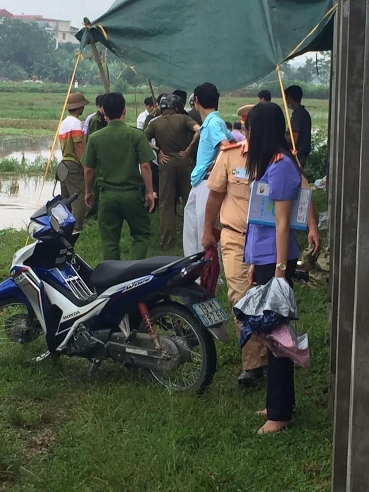 
Lực lượng chức năng tiến hành khám nghiệm tử thi. Ảnh bạn đọc Triệu Quốc Cường
