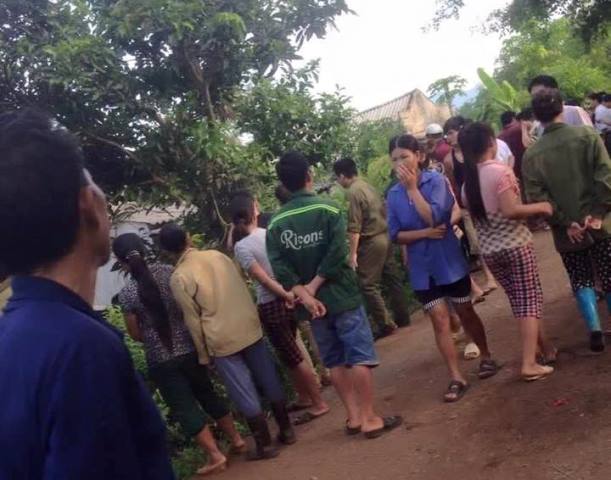 
Người dân địa phương bất ngờ về vụ án mạng. Ảnh: Nguyễn Thị Minh Hiền
