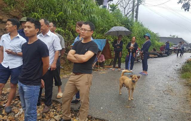 
Không phương tiện nào có thể di chuyển qua con suối này.
