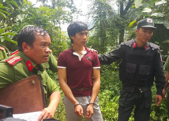 
Tẩn Láo Lở (24 tuổi) - nghi can giết 4 người trong một gia đình ở ở thôn Phìn Ngan, xã Trịnh Tường, huyện Bát Xát đã được áp giải lên khu vực hang đá nơi hắn ẩn nấp. Ảnh: N.T
