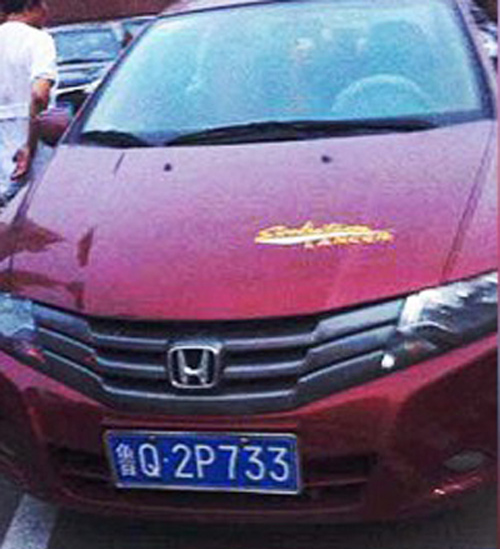 
Bé Xiaonuo bị bỏ quên trên xe ôtô của thầy Xiaonuo (Ảnh: SCMP)
