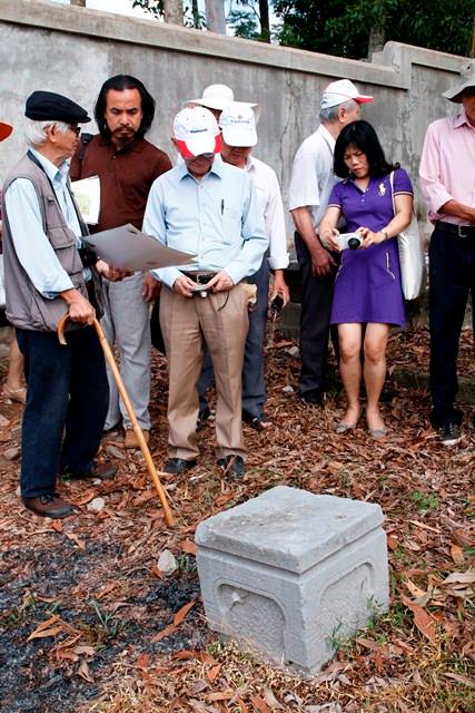 
Nhà nghiên cứu Nguyễn Đắc Xuân giới thiệu về một hiện vật đá phát lộ ở khu vực cận chùa Vạn Phước. Ảnh: M.T
