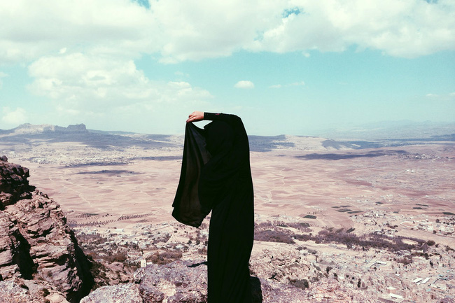 
Khi phụ nữ Trung Đông tạo dáng giữa khung cảnh thiên nhiên hùng vĩ.
