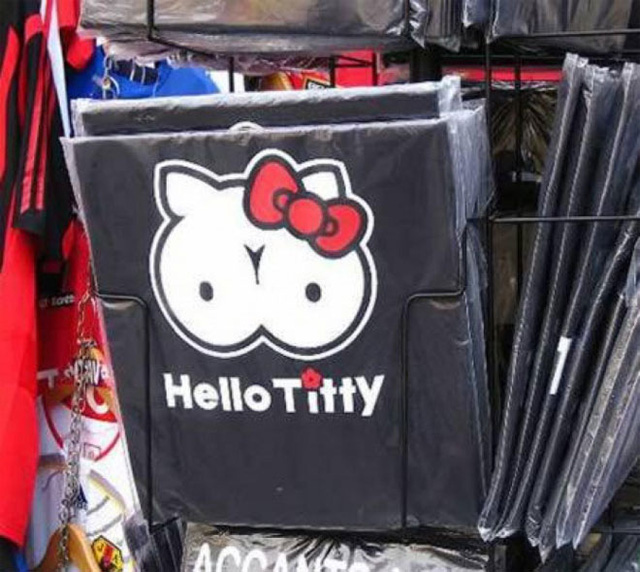 
Hello Kitty thành “Hello Titty”. Hình chú mèo nổi tiếng cũng có gì đó bất thường.
