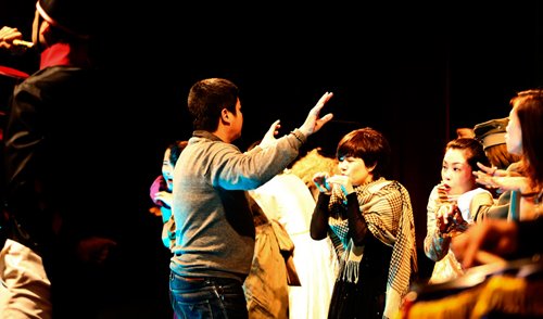 NSƯT Ngọc Huyền (áo đen) - bà xã Chí Trung - cũng tham gia vở kịch.