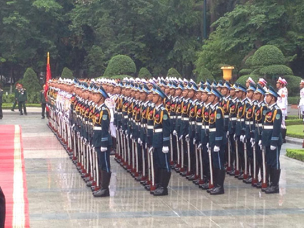 Đội quân nhạc đã vào vị trí chuẩn bị cho lễ đón Tổng thống Mỹ Barack Obama. Ảnh: Việt Anh.