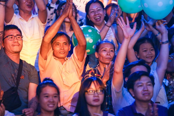 
Bố mẹ và khán giả cổ vũ Hồ Văn Cường nhiệt tình.
