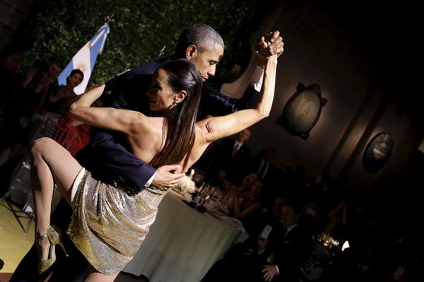 
Tổng thống Mỹ Barack Obama nhảy tango với vũ công trong chuyến thăm tới Buenos Aires, Argentina hồi tháng 3/2016.
