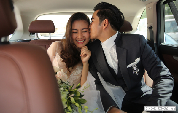 
Nữ diễn vi&ecirc;n cười t&iacute;t mắt khi được chồng h&ocirc;n m&aacute;.
