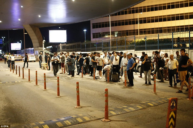 
Người dân và du khách đứng thành hàng dài bên ngoài sân bay ngóng trông tin tức
