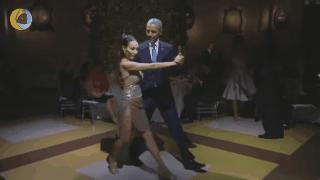 
Tổng thống Obama khiến nhiều người thích thú khi nhảy điệu tango với vũ công.
