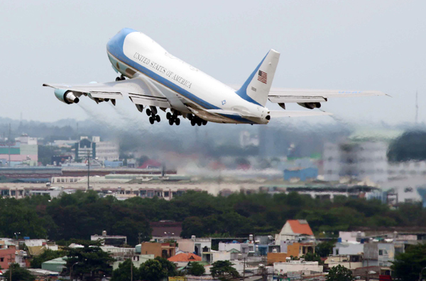 Chuyên cơ Air Force One chở Tổng thống Barack Obama cất cánh khỏi sân bay Tân Sơn Nhất. Ảnh: Đức Đồng