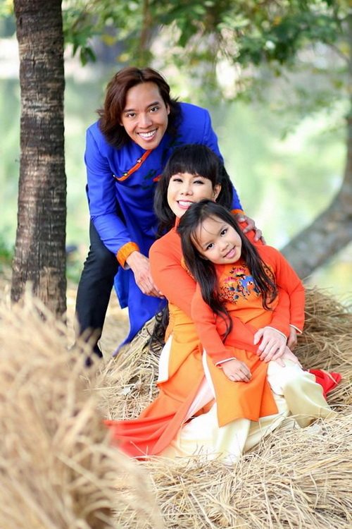 
Danh hài và chồng nhận nuôi thêm một bé trai. Gia đình Việt Hương luôn tràn ngập yêu thương và tiếng cười hạnh phúc.
