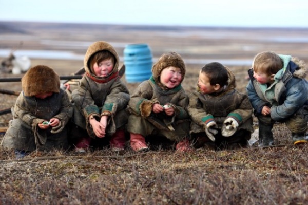 
19. Đôi má đỏ hây hây cùng nụ cười giòn tan của mấy đứa trẻ dường như đã xoá tan lạnh giá ở Bắc Cực khắc nghiệt.
