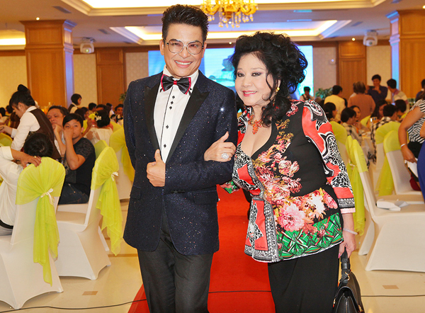 
MC Thanh Bạch đi sự kiện cùng bà Thúy Nga hồi 10/2015.
