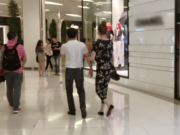 Chiều 15/2, một người dùng mạng xã hội cũng chia sẻ hình ảnh Hồ Ngọc Hà mặc jumpsuit, tình tứ khoác tay bạn trai đi mua sắm ở trung tâm thương mại Siam Paragon ở Bangkok, Thái Lan.