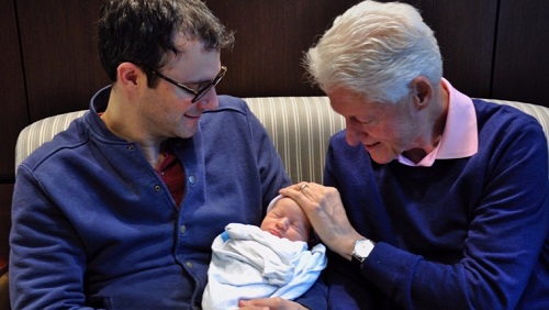 
Cựu tổng thống Mỹ Bill Clinton chụp cùng bé Aidan và con rể. Ảnh: Twitter
