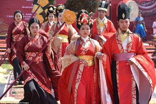 
Đây là đám cưới tập thể đầu tiên theo nghi thức nhà Hán được tổ chức tại Hà Bắc.
