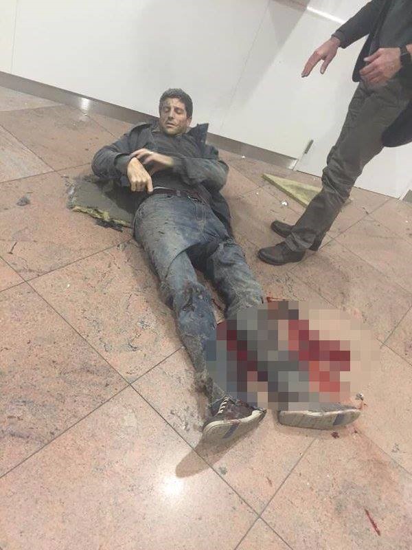 Cửa k&iacute;nh tại s&acirc;n bay Zaventem vỡ vụn sau vụ nổ. Ảnh: Reuters