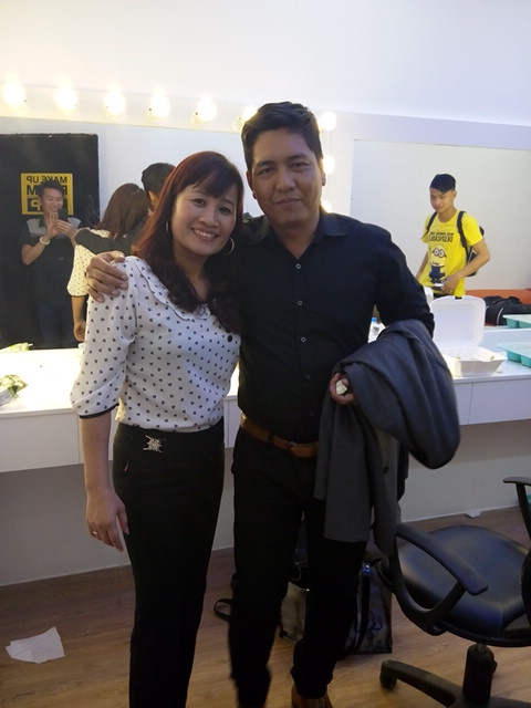 Chị Lê Thị Dần chụp cùng diễn viên Đức Thịnh trong hậu trường gameshow  Đấu trường tiếu lâm.