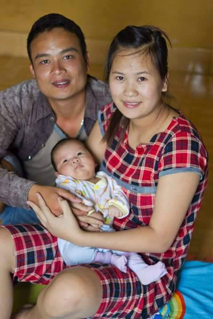 
Lan Anh b&ecirc;n con trai v&agrave; người chồng điểm 10 của m&igrave;nh. Ảnh:&nbsp;NVCC.
