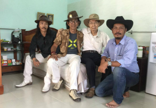 Vợ mất, hai con ở xa, L&ecirc; D&acirc;n (&aacute;o trắng) chỉ biết t&igrave;m niềm vui b&ecirc;n bạn b&egrave;, đồng nghiệp.