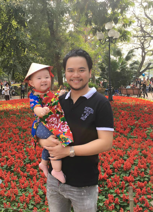 Bé Vani được bố mẹ đưa đi tham quan các địa danh nổi tiếng ở Hà Nội.
