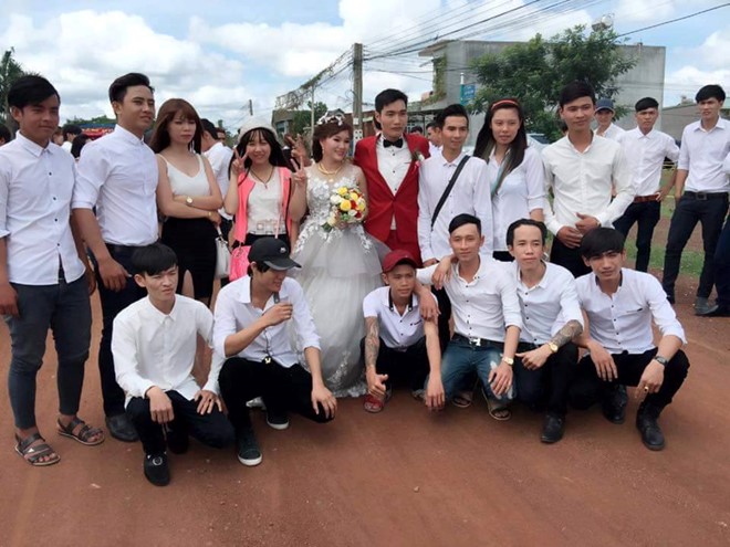 Cô dâu - chú rể chụp hình cùng bạn bè trong ngày cưới. Ảnh: NVCC.