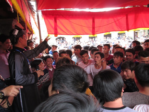 
 

Màn giằng bông năm nay tại lễ hội Sơn Đồng năm nay kéo dài trong 1 giờ (13h30 - 14h30).

 

