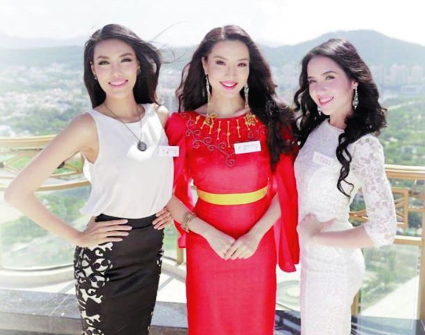 Trần Ngọc Lan Khuê bên các thí sinh tại cuộc thi Hoa hậu Thế giới 2015. Ảnh: TL