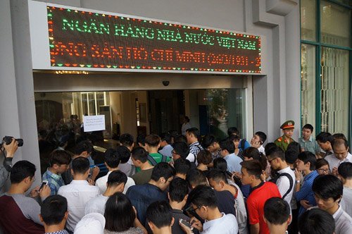 
Rất đông người dân đã có mặt tại trụ sở Ngân hàng Nhà nước Việt Nam từ sớm để xếp hàng vào mua tiền.
