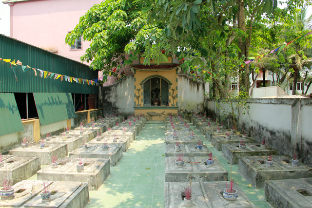 
Gần 100 ngôi mộ cá voi được chôn cất trong ngôi đền. Ảnh: Phan Ngọc
