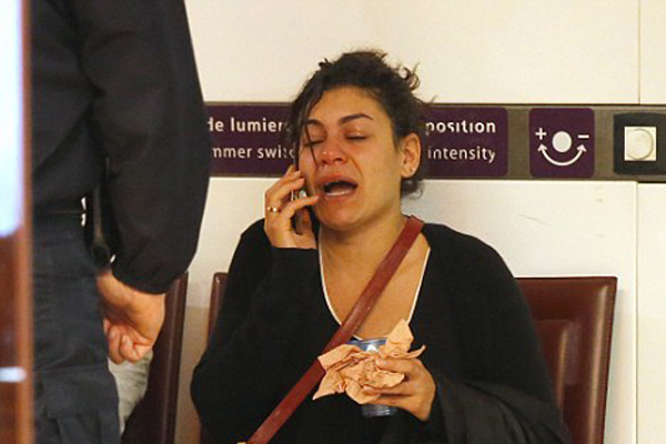 
Một thân nhân của một trong những hành khách trên chuyến bay MS804 khóc khi cô gọi một cuộc gọi điện thoại cho người thân
