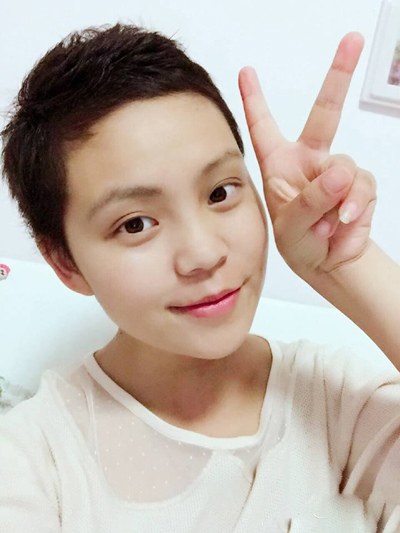 
Zhou Lin tạo dáng nhí nhảnh với mái tóc ngắn như con trai trong thời gian điều trị ung thư vú. Ảnh: Weibo
